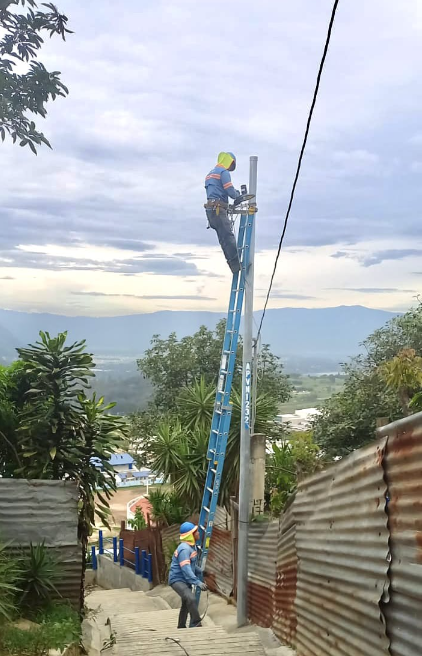 Villanovanos salen a trabajar y regresan a descansar en calles iluminadas